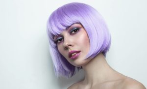 Frauen machen Foto vor Photobooth